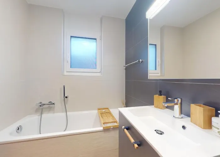 Spacious - Beautiful Terrace With View 洛伊克巴德